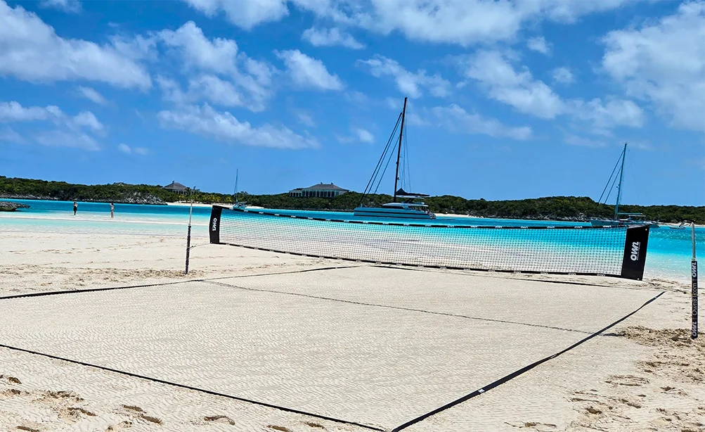 Cancha de beach tennis con red OWN frente al mar