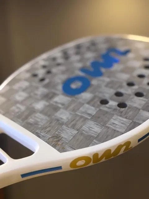 Own Silver Carbon 20mm White/Gold or Black/Gold option– Racket with Line Detail + OwnBT Grit Treatment + OwnBT 2 in 1 Bag/Towel - foto 12